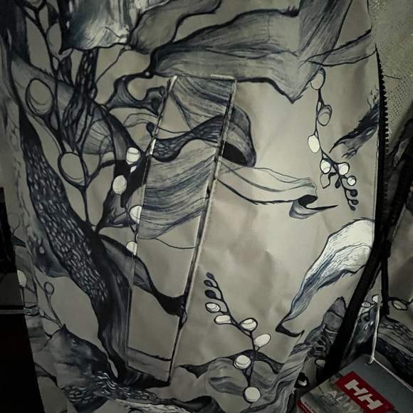 NWT Helly Hansen Women’s Esape Rain Jacket - Grey Fog Esra, Large - Picture 8 of 10